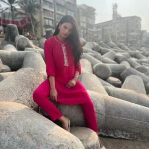 Pink crepe kurta pant set with hand embroidery