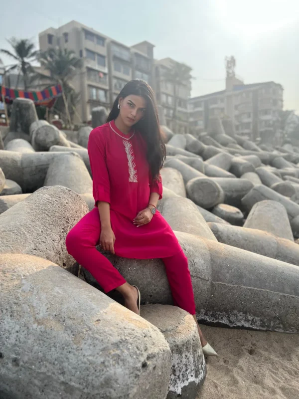 Pink crepe kurta pant set with hand embroidery